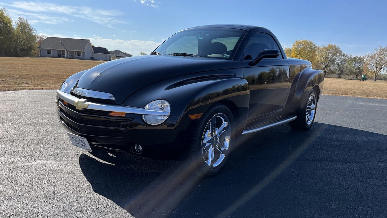 2003 Chevrolet SSR - Image 10 of 17