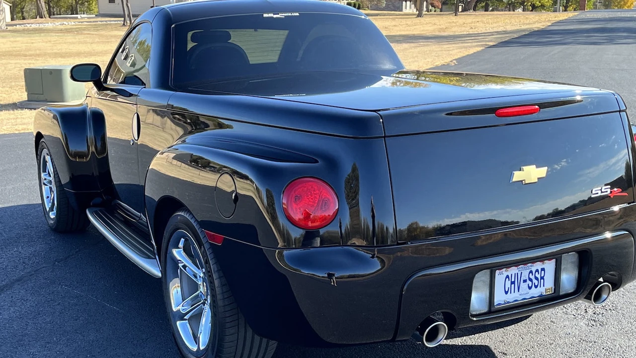 2003 Chevrolet SSR - Image 12 of 17