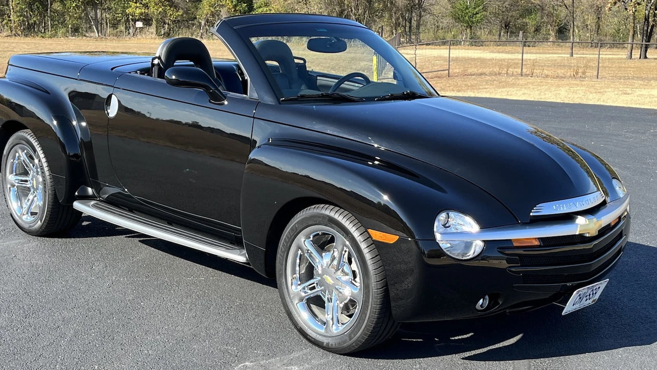 2003 Chevrolet SSR - Image 16 of 17