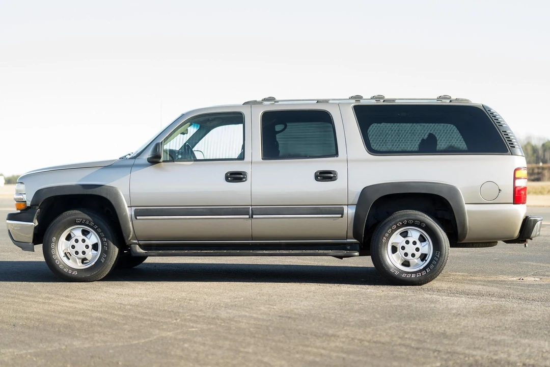 2003 Chevrolet Suburban 9th Gen - Image 3 of 31