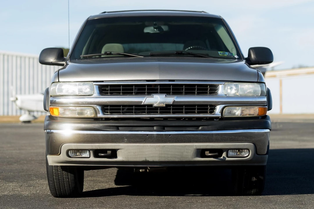 2003 Chevrolet Suburban 9th Gen - Image 2 of 31