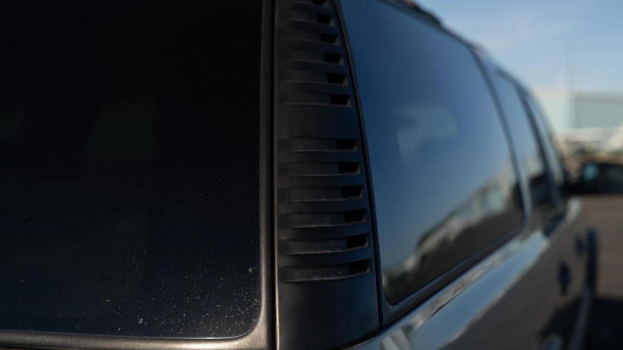 2003 Chevrolet Suburban 9th Gen - Image 29 of 31