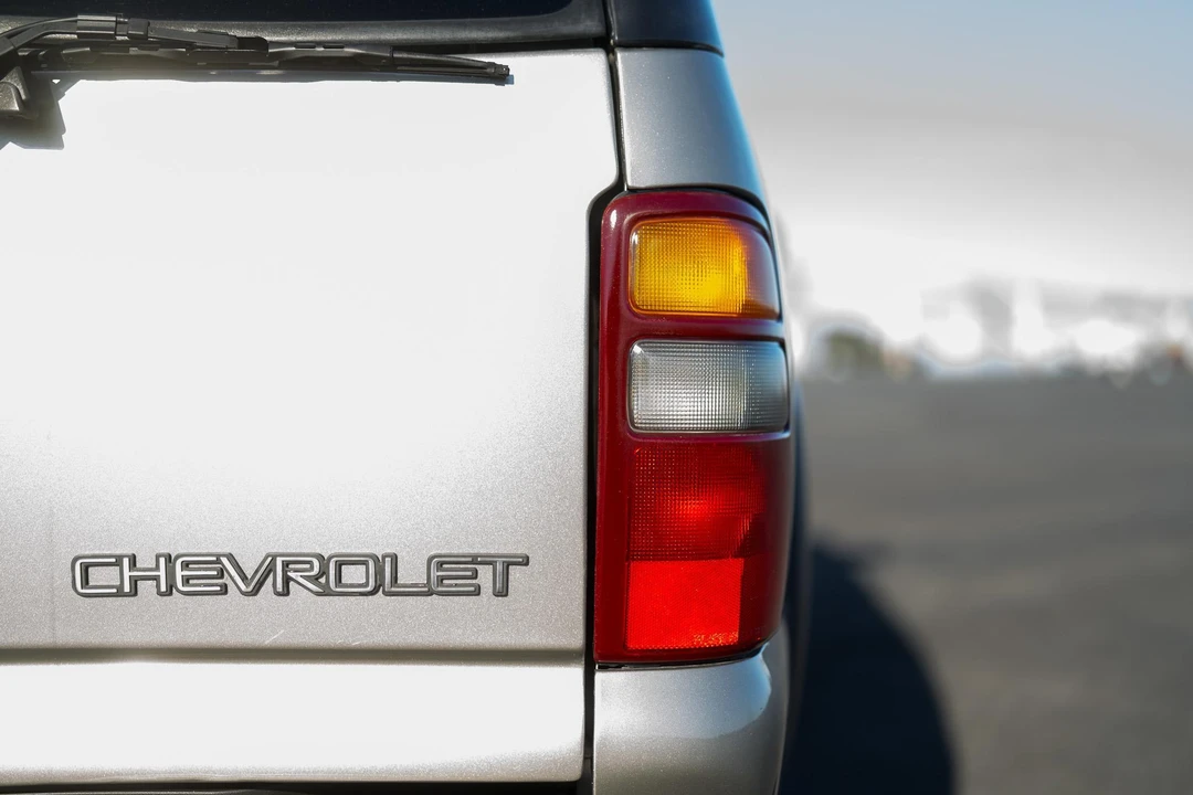 2003 Chevrolet Suburban 9th Gen - Image 28 of 31