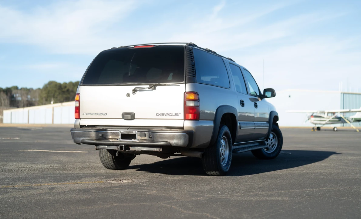 2003 Chevrolet Suburban 9th Gen - Image 10 of 31