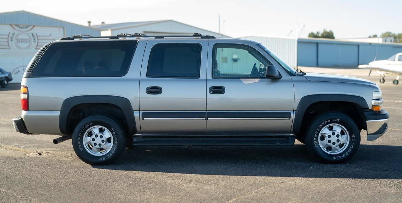 2003 Chevrolet Suburban 9th Gen - Image 11 of 31