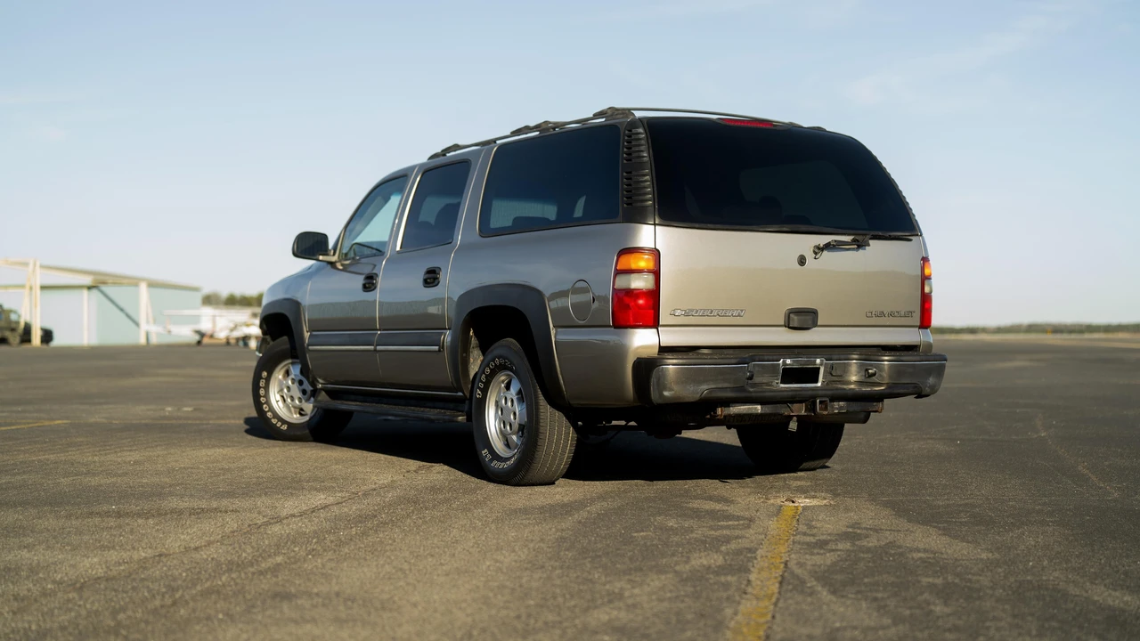 2003 Chevrolet Suburban 9th Gen - Image 9 of 31