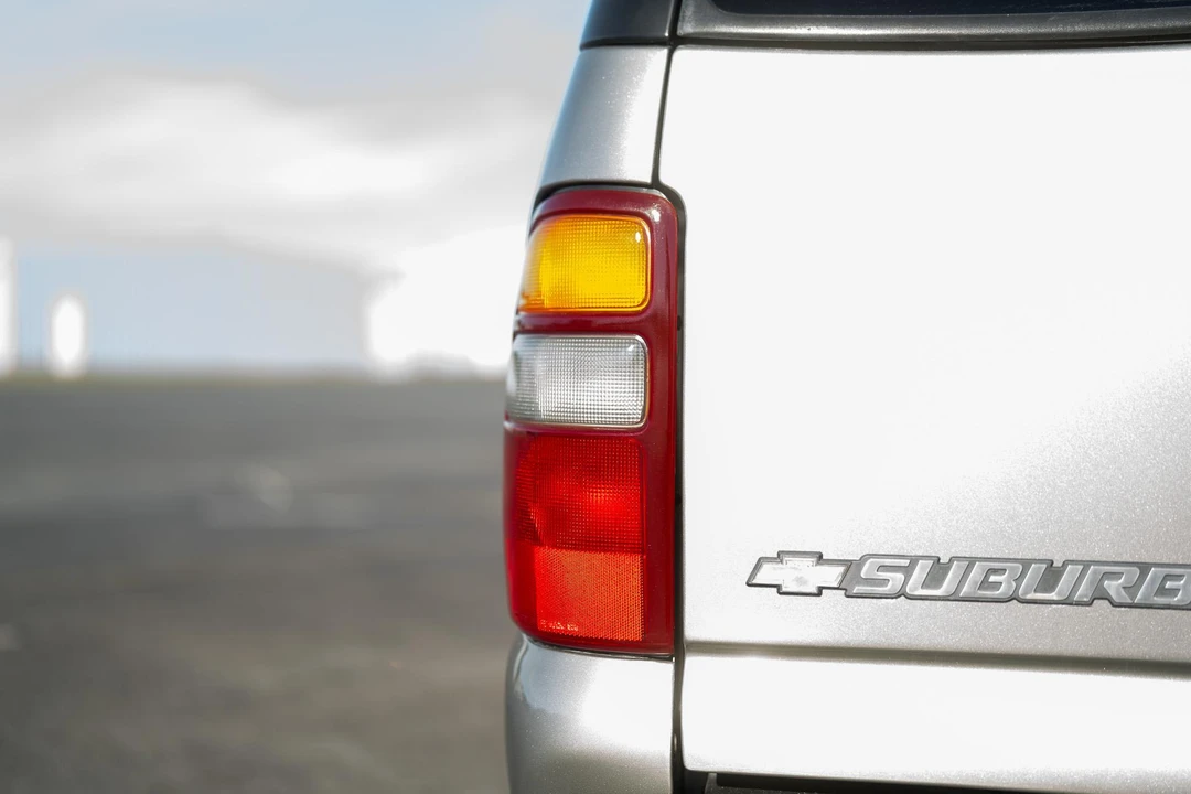 2003 Chevrolet Suburban 9th Gen - Image 24 of 31