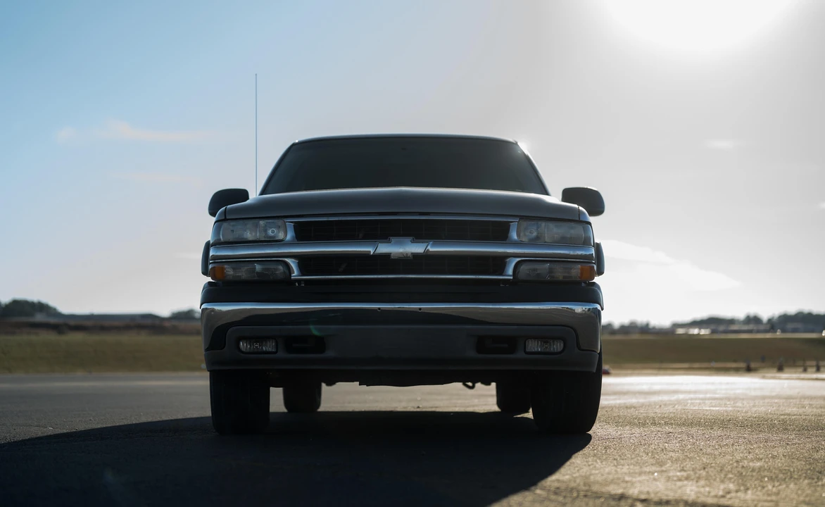 2003 Chevrolet Suburban 9th Gen - Image 6 of 31