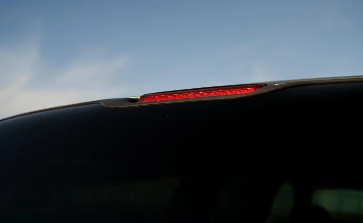 2003 Chevrolet Suburban 9th Gen - Image 26 of 31