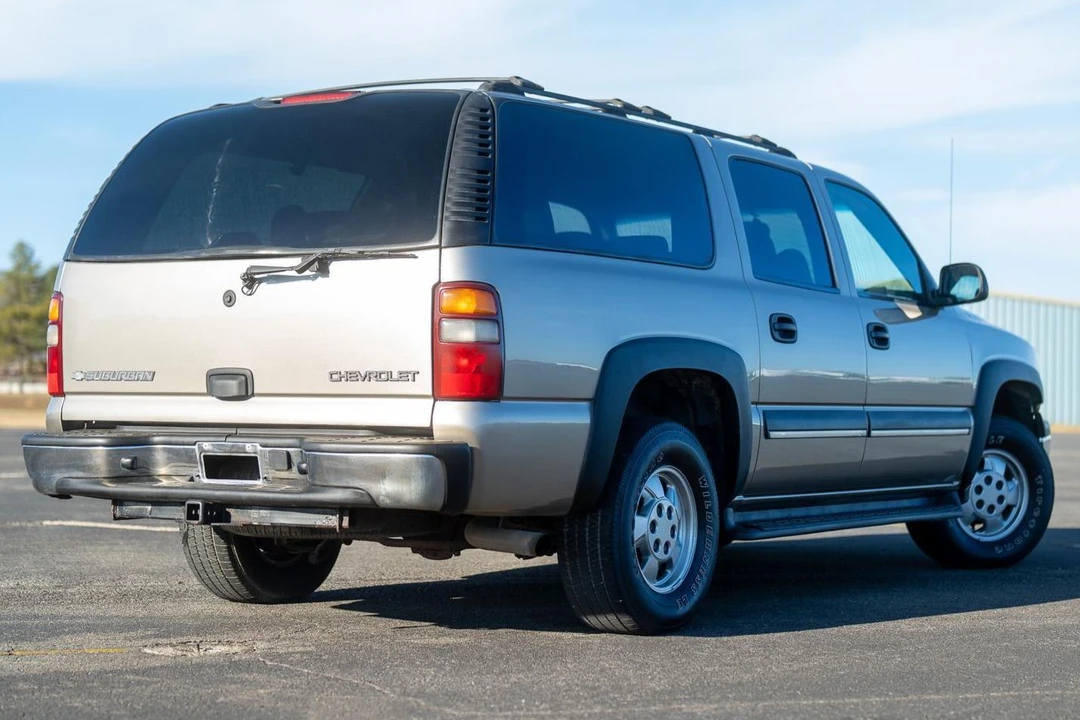 2003 Chevrolet Suburban 9th Gen - Image 4 of 31