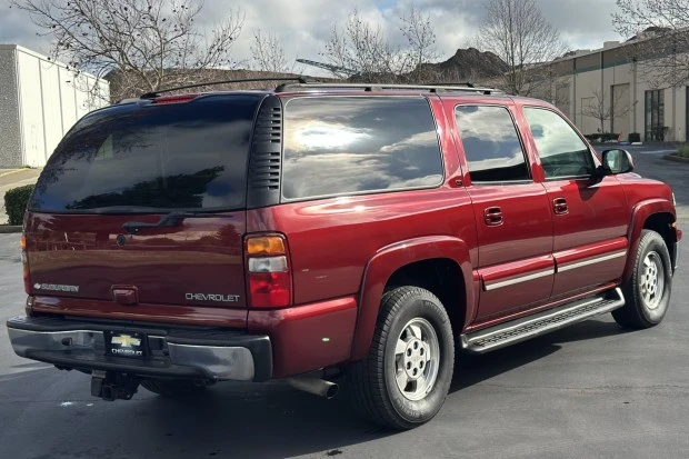 2003 Chevrolet Suburban 9th Gen - Image 2 of 7