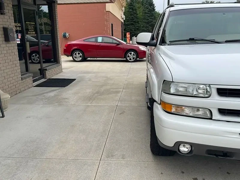 2003 Chevrolet Suburban 9th Gen - Image 6 of 31