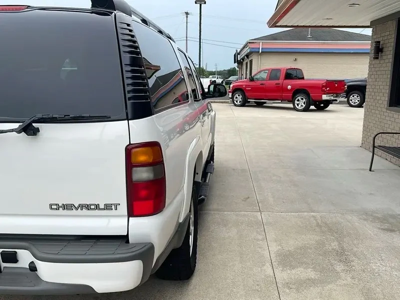 2003 Chevrolet Suburban 9th Gen - Image 11 of 31