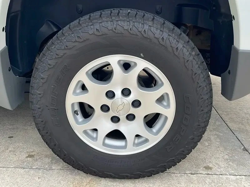 2003 Chevrolet Suburban 9th Gen - Image 19 of 31