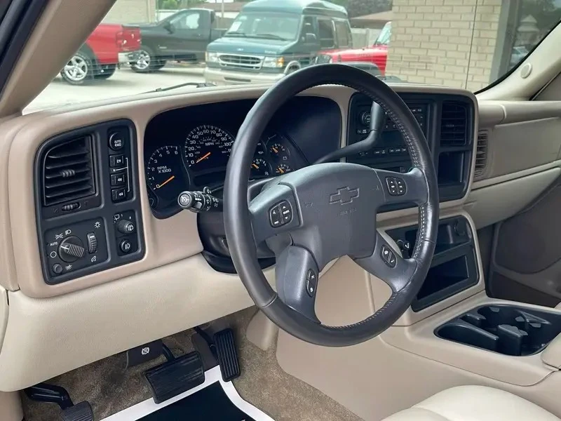 2003 Chevrolet Suburban 9th Gen - Image 25 of 31