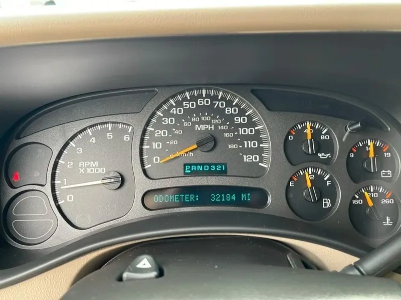 2003 Chevrolet Suburban 9th Gen - Image 28 of 31
