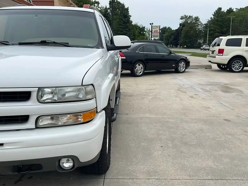 2003 Chevrolet Suburban 9th Gen - Image 4 of 31