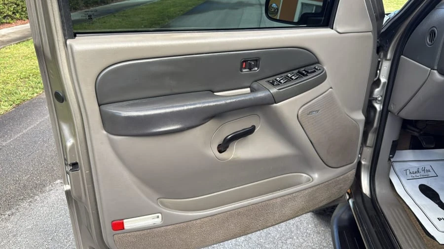 2003 Chevrolet Suburban 9th Gen - Image 13 of 14