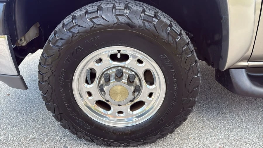 2003 Chevrolet Suburban 9th Gen - Image 9 of 14
