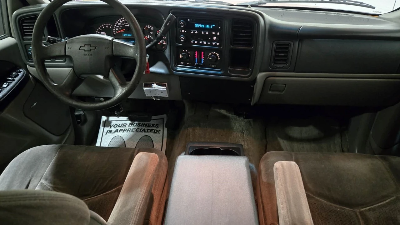 2003 Chevrolet Suburban 9th Gen - Image 16 of 21