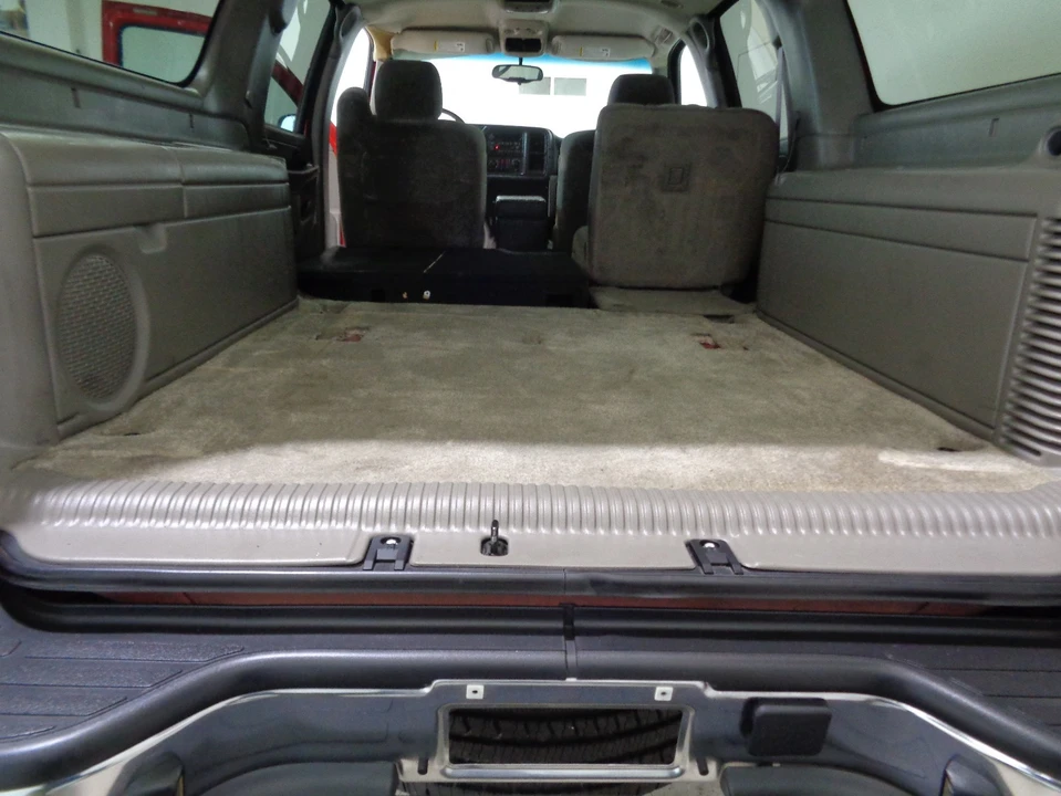 2003 Chevrolet Suburban 9th Gen - Image 19 of 21
