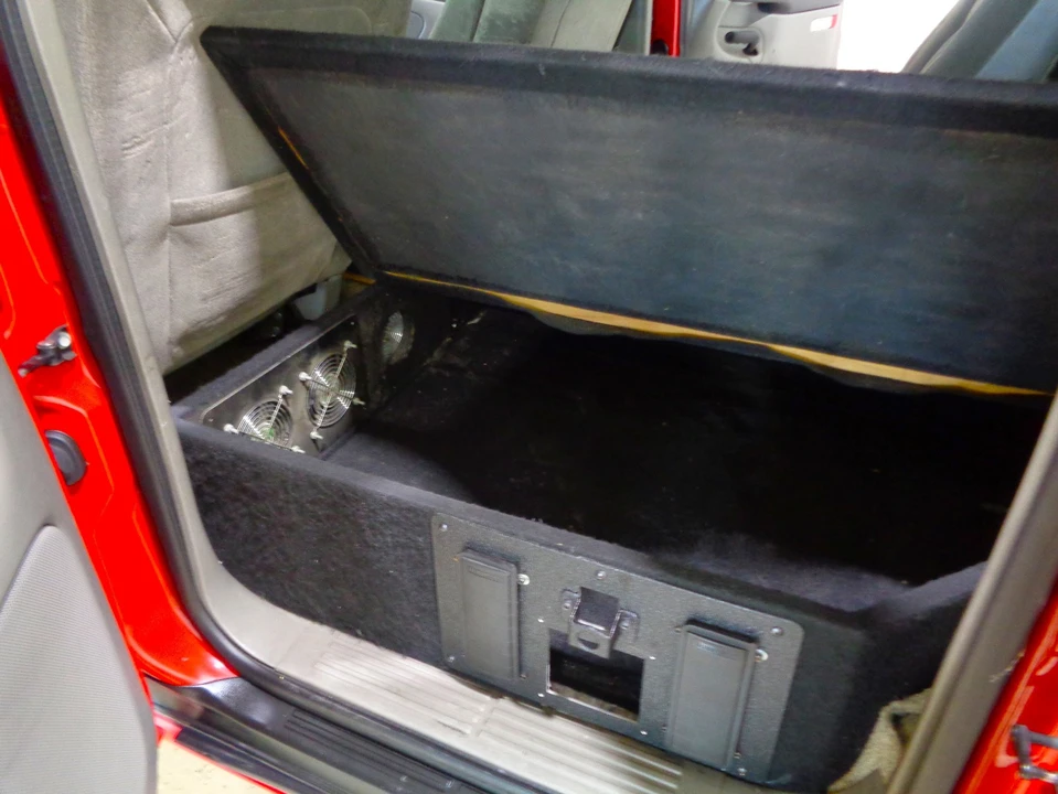 2003 Chevrolet Suburban 9th Gen - Image 13 of 21