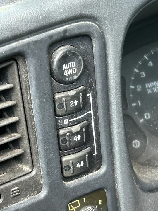 2003 Chevrolet Suburban 9th Gen - Image 8 of 11