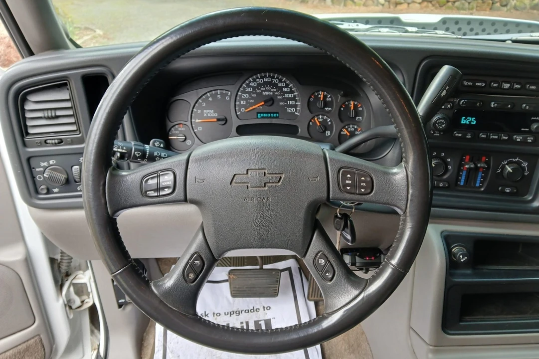 2003 Chevrolet Suburban 9th Gen - Image 5 of 7