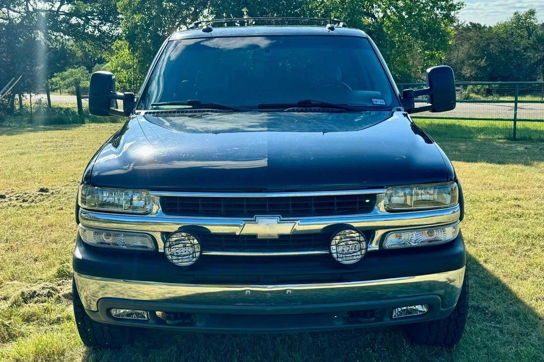 2003 Chevrolet Suburban 9th Gen - Image 2 of 31