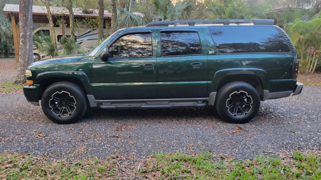 2003 Chevrolet Suburban 9th Gen - Image 2 of 5