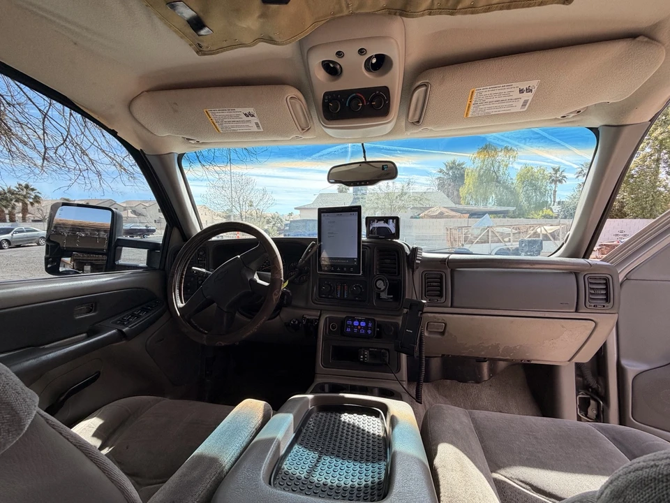2003 Chevrolet Suburban 9th Gen - Image 11 of 13