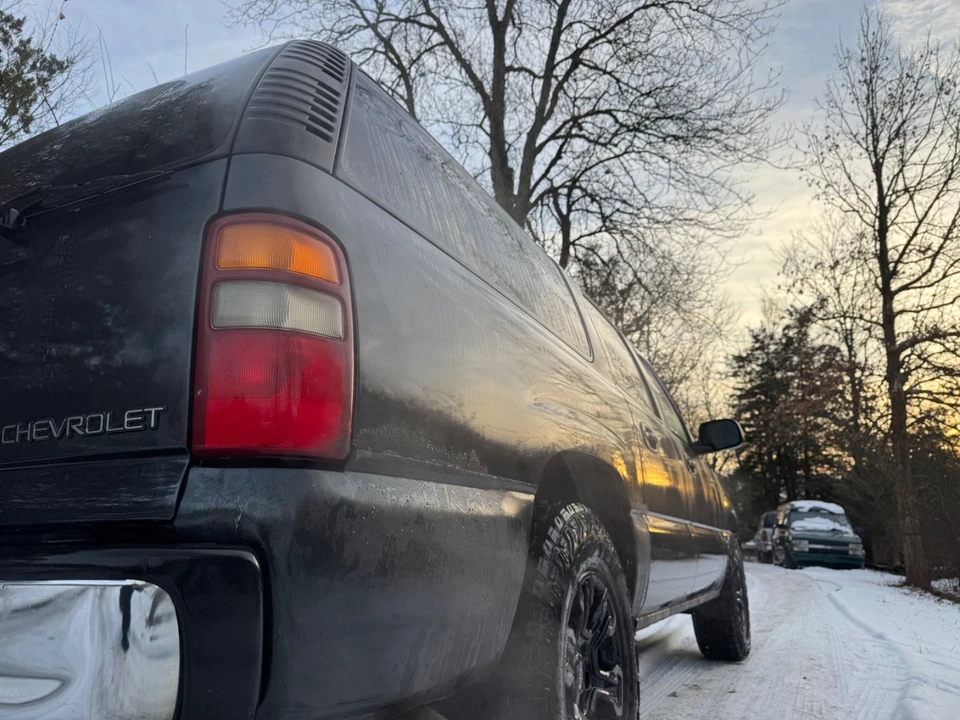 2003 Chevrolet Suburban 9th Gen - Image 19 of 21