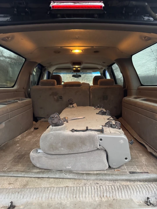 2003 Chevrolet Suburban 9th Gen - Image 8 of 21