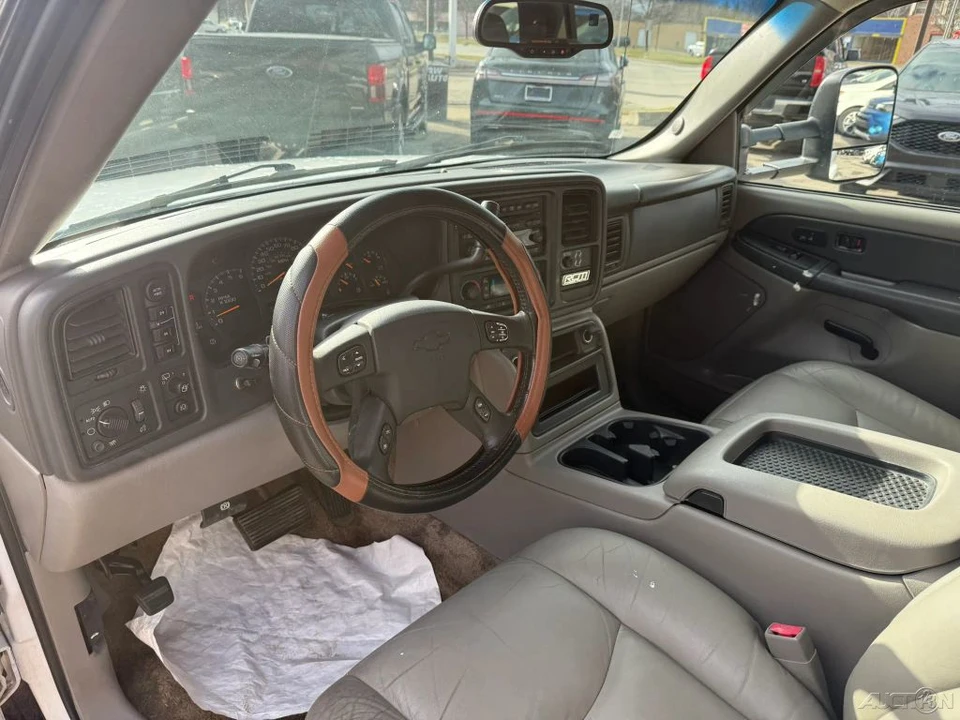 2003 Chevrolet Suburban 9th Gen - Image 15 of 21