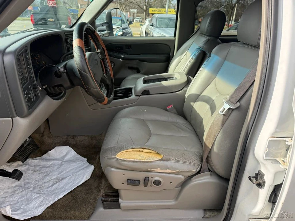 2003 Chevrolet Suburban 9th Gen - Image 13 of 21