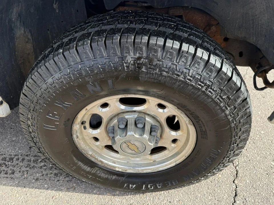 2003 Chevrolet Suburban 9th Gen - Image 11 of 12