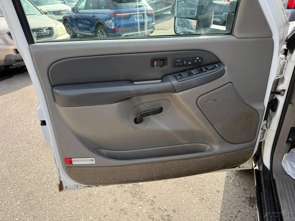 2003 Chevrolet Suburban 9th Gen - Image 17 of 21