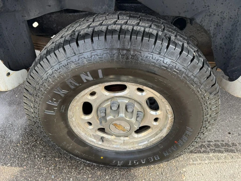 2003 Chevrolet Suburban 9th Gen - Image 16 of 21