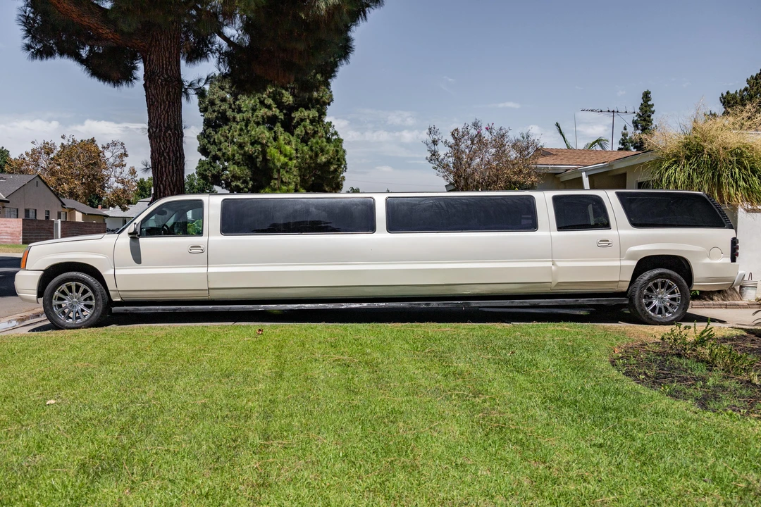 2003 Chevrolet Suburban 9th Gen - Image 3 of 21