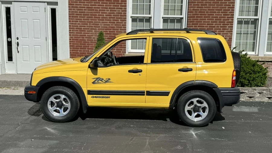 2003 Chevrolet Tracker - Image 2 of 10