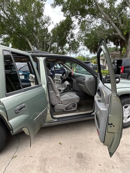 2003 Chevrolet Trailblazer - Image 2 of 13