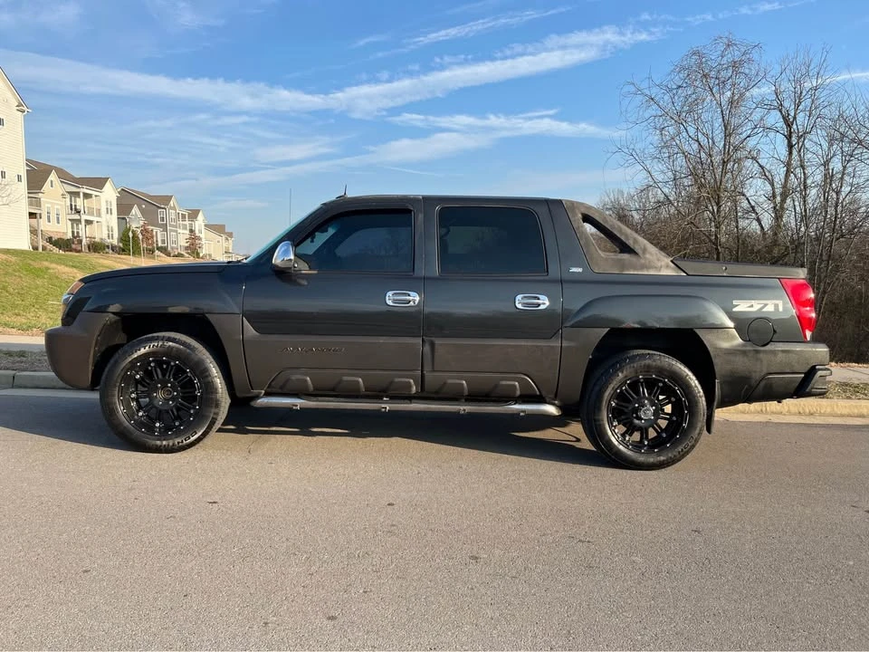 2003 Chevrolet Avalanche - Image 2 of 8