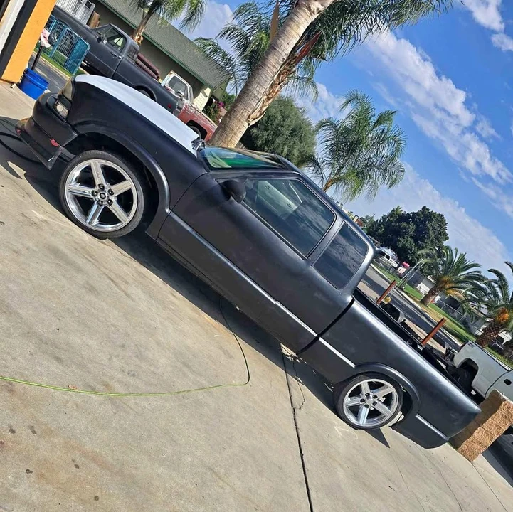 2003 Chevrolet S-10 - Image 2 of 10