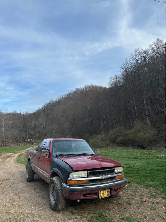 2003 Chevrolet S-10 - Image 2 of 3