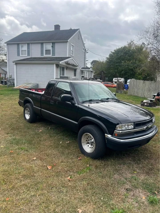 2003 Chevrolet S-10 - Image 2 of 3