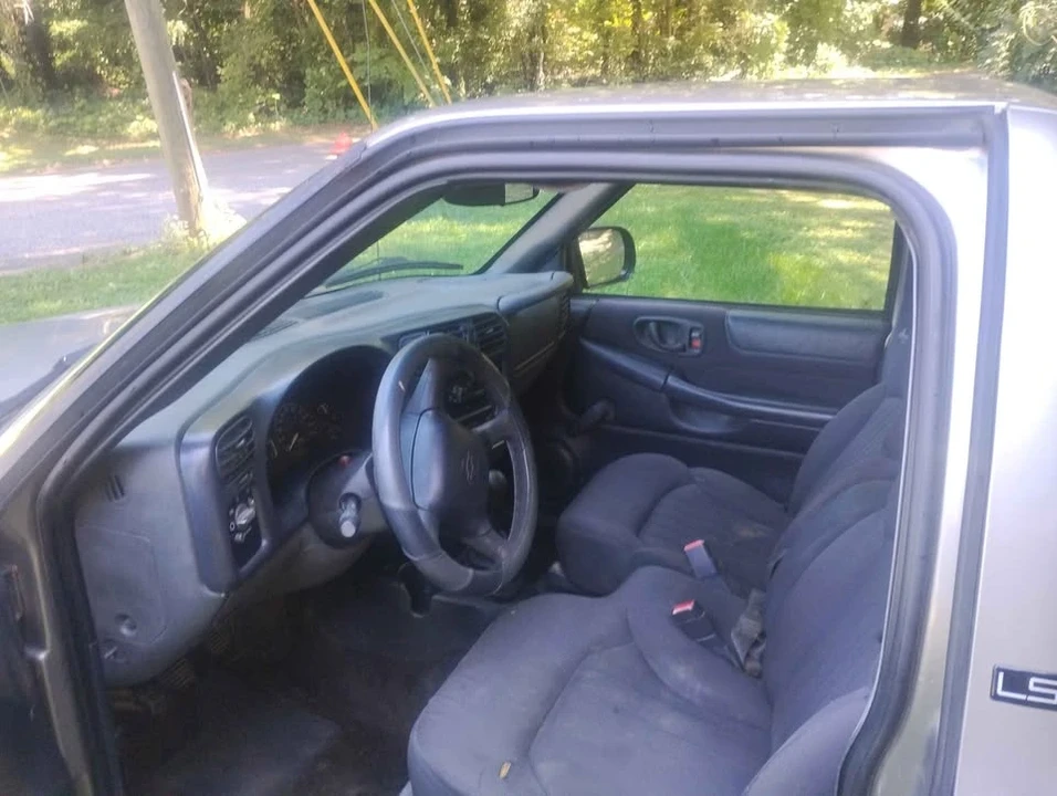 2003 Chevrolet S-10 - Image 6 of 9