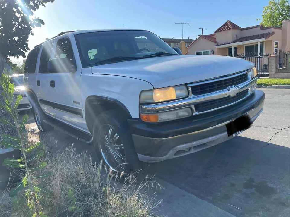 2003 Chevrolet Suburban 9th Gen - Image 2 of 11