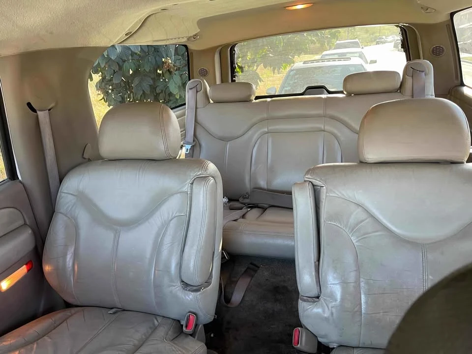 2003 Chevrolet Suburban 9th Gen - Image 10 of 11