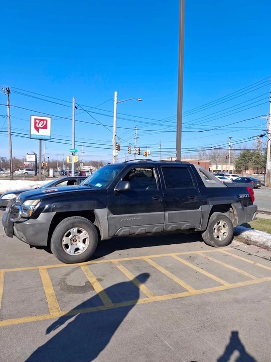 2003 Chevrolet Avalanche - Image 2 of 5