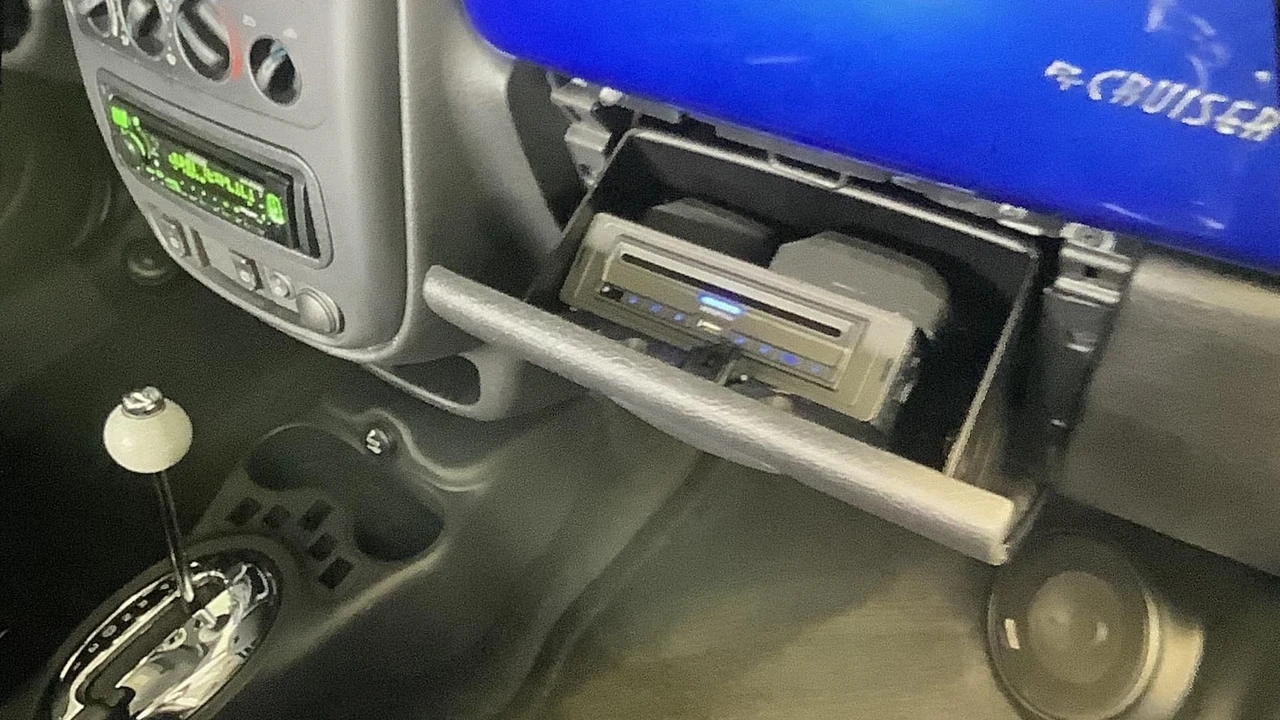 2003 Chrysler PT Cruiser - Image 10 of 12